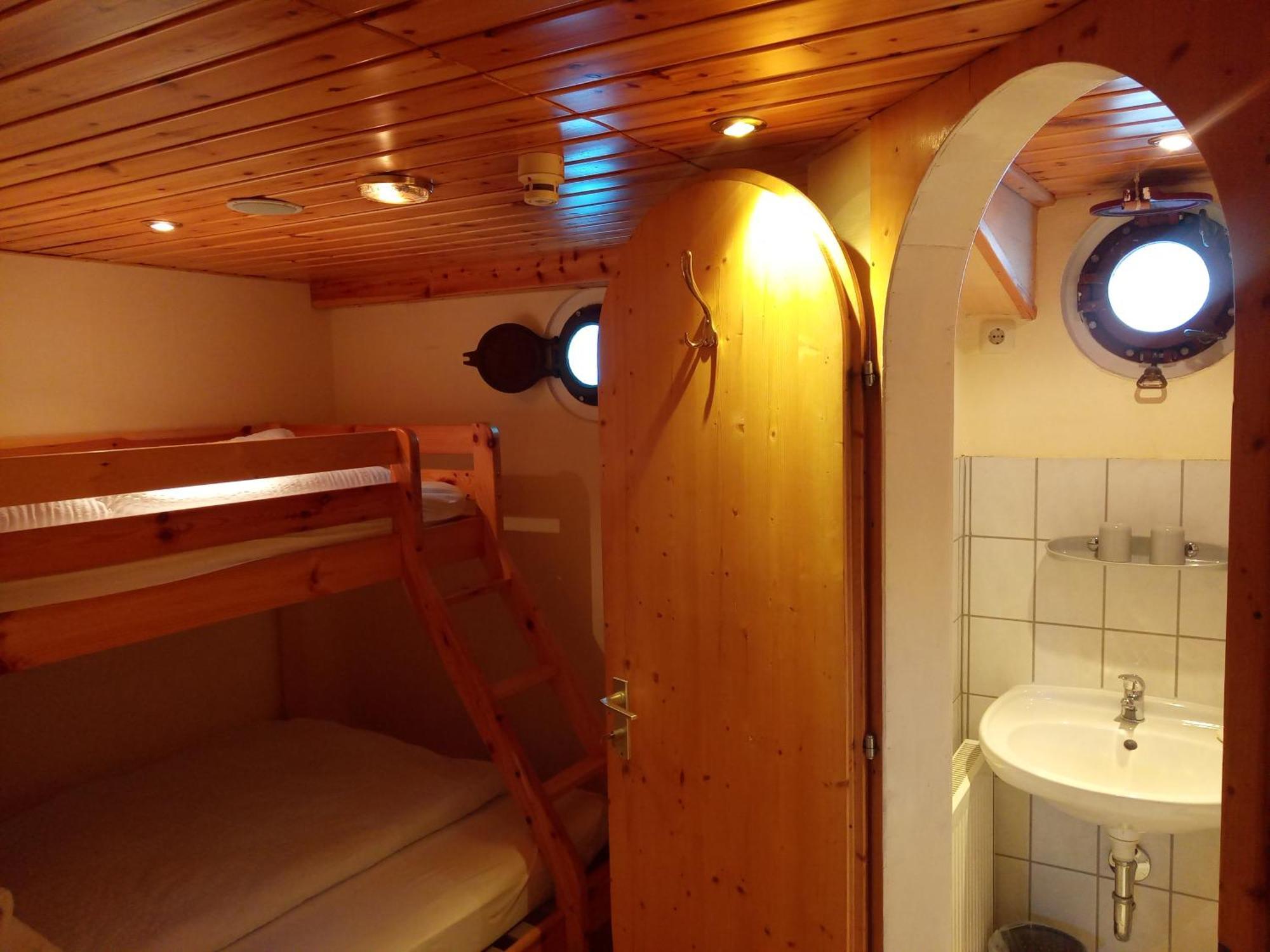 Kuestenmotorschiff Aventura Бремен Экстерьер фото