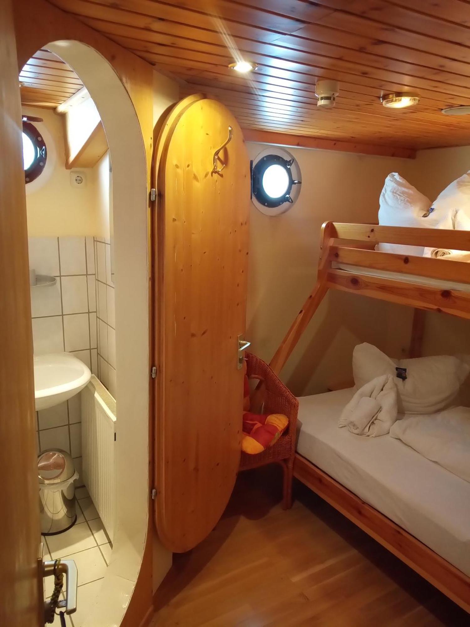 Kuestenmotorschiff Aventura Бремен Экстерьер фото